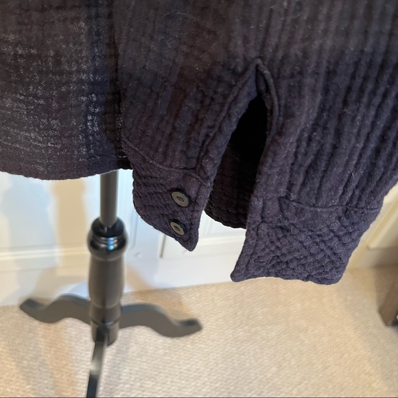 EUC Navy Double Gauze pullover Shirt Very Light Weight Perfect For Summer - Picture 4 of 8